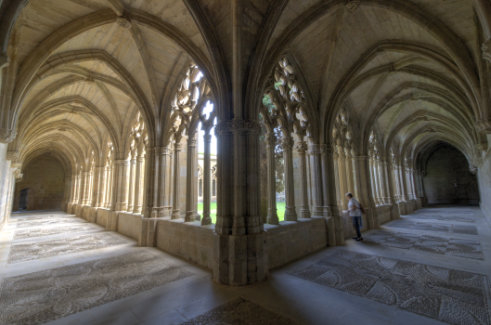 Vista de las pamndas norte y oeste del claustro de la Oliva 
